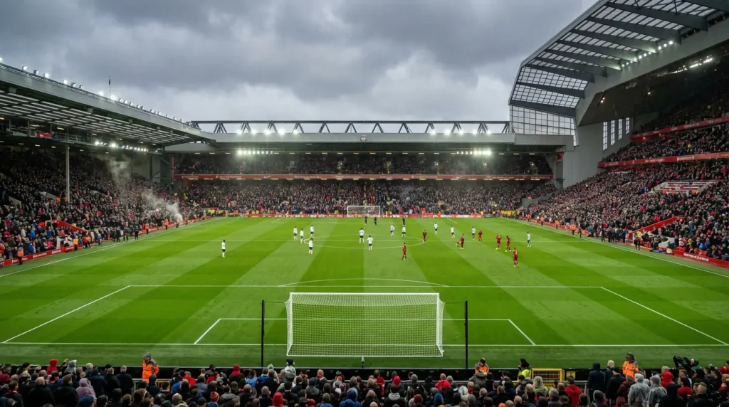 Estadio de fútbol inglés con césped verde intenso bajo cielo nublado antes de un partido de Premier League